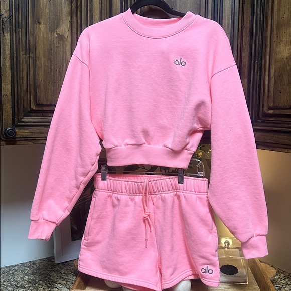ALO Yoga bubblegum Pink accolade cropped Crewneck Sweatshirt and matching shorts - Picture 3 of 9